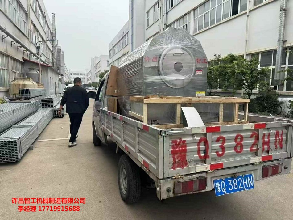 客戶自駕車來(lái)廠考察電磁炒貨機(jī)，很滿意，現(xiàn)場(chǎng)拉走中型炒貨機(jī)一臺(tái)